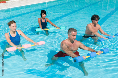 Foto: Aqua gym fitness exercise with water dumbbell Aqua gym fitness exercise with water dumbbell