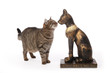 chat souriant à une statue de chat égyptien