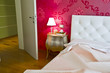lussuosa camera da letto con tappezzeria damascata lussuosa camera da letto con tappezzeria damascata