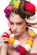 Foto: Closeup fashion woman with color face art in knitting style Closeup fashion woman with color face art in knitting style