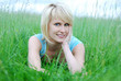 Foto: Junge Frau im Gras Junge Frau im Gras