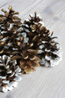 Pommes de pin décorées