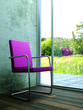 Wohndesign, lila Stuhl vor Fensterscheibe