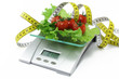waage mit tomaten und messband