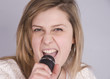 femme chantant dans un micro