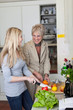 enkelin und oma kochen gemeinsam