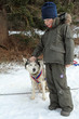 Chien de traîneau : Enfant caressant un husky