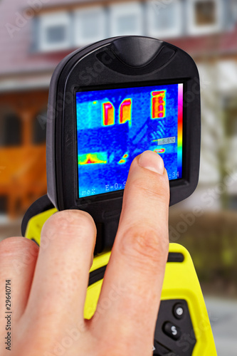 Foto: analysing a one-family house with an IR camera 01 analysing a one-family house with an IR camera 01