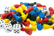 Spielfiguren und Würfel