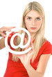 Blonde schöne junge Frau mit Internet Symbol