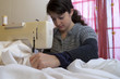 Jeune fille à la machine à coudre