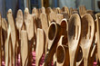 cucharas de madera y utensilios de cocina en el mercado