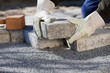 handwerker verlegt steine auf dem hof