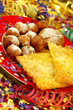 dolci di carnevale con coriandoli e stelle filanti obliqua