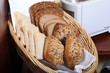 Brot und Semmeln im Korb