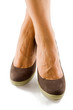 piedi femminili con scarpe marroni