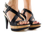 piedi di donna con scarpe nere