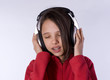 jeune fille écoutant de la musique