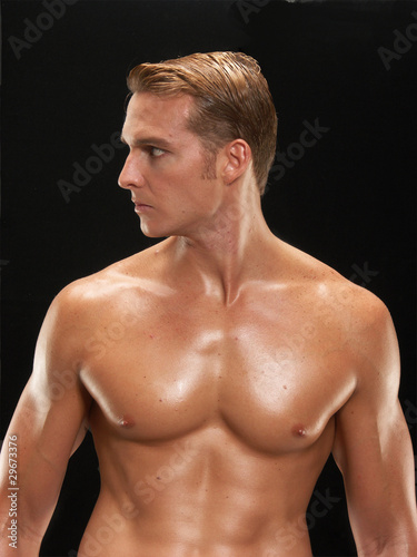 Photo: Joven hombre musculoso. Joven hombre musculoso.