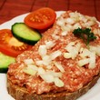 Hackepeter mit Zwiebeln auf Brot