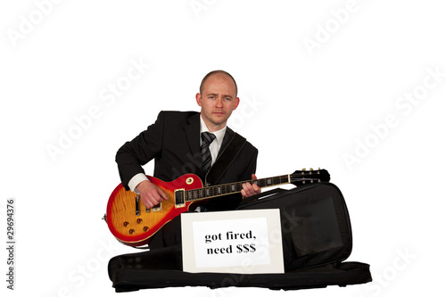 Foto: Arbeitsloser spielt Gitarre für Geld Arbeitsloser spielt Gitarre für Geld
