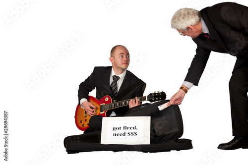 Foto: Arbeitsloser spielt Gitarre für Geld Arbeitsloser spielt Gitarre für Geld