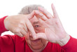 Foto: Senior schaut durch Hände Senior schaut durch Hände