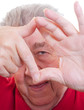 Foto: Senior schaut glücklich durch Hände Senior schaut glücklich durch Hände