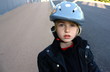 ENFANT BLOND ET CASQUE DE VELO ENFANT BLOND ET CASQUE DE VELO