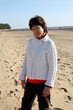 Femme sénior sportive sur la plage