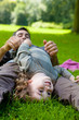 Jouer au parc avec papa
