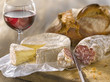Saucisson sec, camembert, verre de vin rouge et pain Saucisson sec, camembert, verre de vin rouge et pain