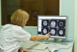 Foto: Radiologist analyzing x-ray image Radiologist analyzing x-ray image