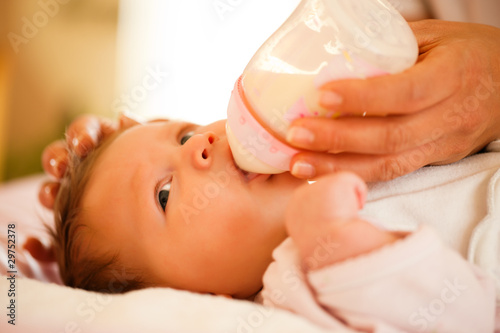Photo: Mutter füttert ihr Baby Mutter füttert ihr Baby
