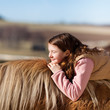 mädchen genießt die sonne beim reiten