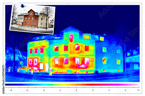 Foto: thermal imaging of an old, partly isolated house thermal imaging of an old, partly isolated house
