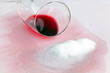Rotwein Flecken. Rotwein Glas und Salz