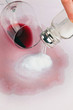 Rotwein Flecken. Rotwein Glas und Salz