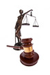 Richterhammer und Justitia bei Gericht