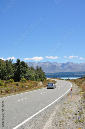 Foto: cars on highway in the mountains cars on highway in the mountains