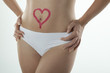 coeur féminin dessiné sur ventre plat