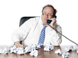homme manager préoccupé au téléphone