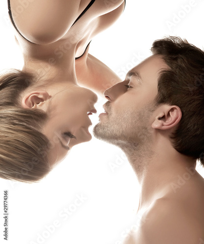 Foto: Conceptual portrait of a young couple gentle kissing Conceptual portrait of a young couple gentle kissing
