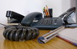 Foto: Telefon, Locher, Kugelschreiber auf dem Schreibtisch im Büro Telefon, Locher, Kugelschreiber auf dem Schreibtisch im Büro