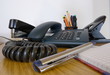 Foto: Telefon, Locher, Kugelschreiber auf dem Schreibtisch im Büro Telefon, Locher, Kugelschreiber auf dem Schreibtisch im Büro