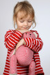 Kleines Kind kuschelt mit Teddy