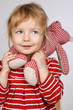 Kleines Kind spielt mit ihrem Teddy