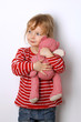 Kleines Kind kuschelt mit ihrem Teddy