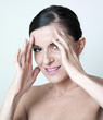 jeune femme nue migraineuse