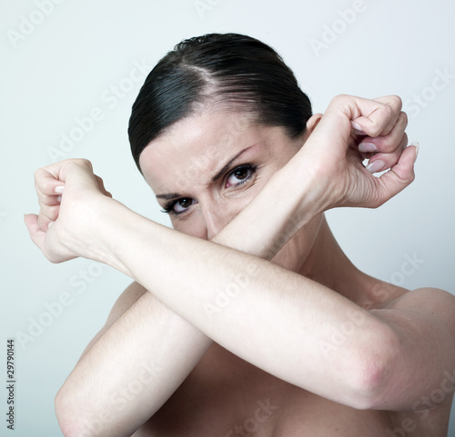 Photo: jeune femme sur la défensive jeune femme sur la défensive